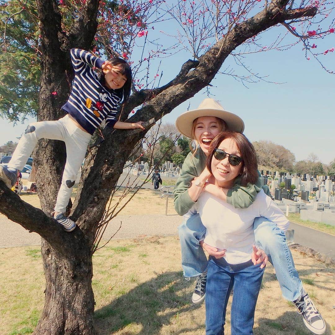 階上実穂さんのインスタグラム写真 - (階上実穂Instagram)「最近姪っ子の成長が早すぎて体重があんまり変わらないとゆう真実。。。 だからお母さんがおんぶしてくれた😂😂😂 #おんぶ  #まだまだイケそう  #仲良し親子  #スリーパーホールド  #愉快な階上家」3月29日 23時16分 - miho_ishigami