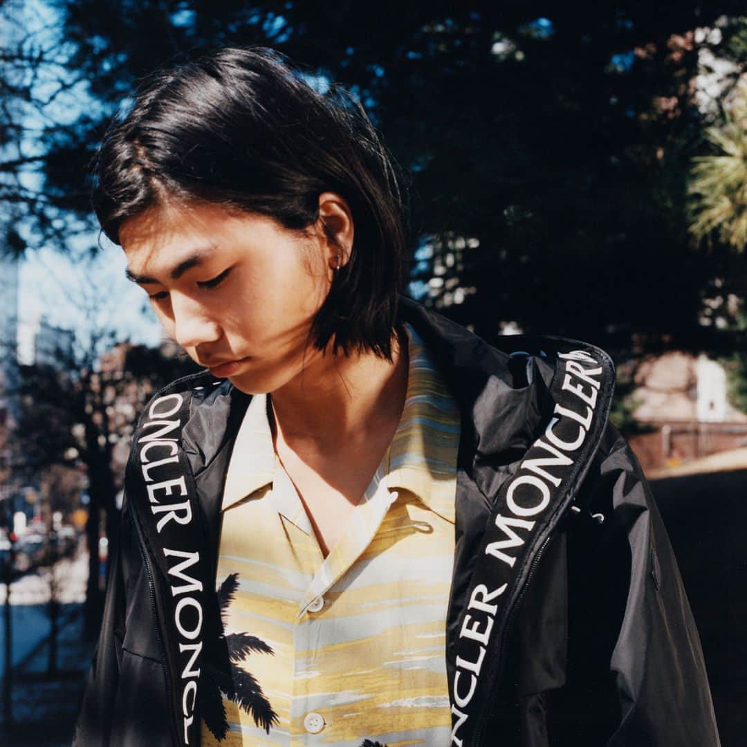 のインスタグラム：「17-year old Tenzin Che Miyahira is never without his camera. “I like to take photos of my friends while they’re skating” - says Tenzin.  He wears the Moncler Massereau jacket, an outstanding activewear piece for the whole season. _  #WeAllWearMoncler – a special project produced by #VOGUE and #GQ with Moncler」