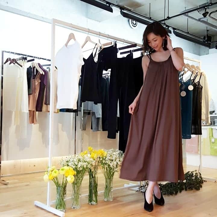 佐藤純さんのインスタグラム写真 - (佐藤純Instagram)「『Cohan』  @cohan_cotton  2018AW COLLECTION  1841年創業の老舗繊維メーカーから去年デビューしたインナーウェアブランド。  ワンピースの下に重ね着してるコハンのカップインキャミは、両脇に縫い目がないシームレス製法で作られた素肌に負担のないキャミソール。  軽さと速乾性がある素材を使用！  厳選されたカップと深めのVラインで、シンプルかつ機能的でありながら、女性らしいカップインキャミソールです。  #cohan #cohan_cotton #コハン #カップインキャミソール #ワンピース #ママ#ママモデル#モデル #mama#mamamodel#model」3月30日 2時44分 - junsatoidea