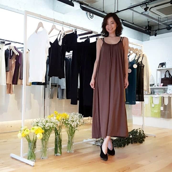 佐藤純さんのインスタグラム写真 - (佐藤純Instagram)「『Cohan』  @cohan_cotton  2018AW COLLECTION  1841年創業の老舗繊維メーカーから去年デビューしたインナーウェアブランド。  ワンピースの下に重ね着してるコハンのカップインキャミは、両脇に縫い目がないシームレス製法で作られた素肌に負担のないキャミソール。  軽さと速乾性がある素材を使用！  厳選されたカップと深めのVラインで、シンプルかつ機能的でありながら、女性らしいカップインキャミソールです。  #cohan #cohan_cotton #コハン #カップインキャミソール #ワンピース #ママ#ママモデル#モデル #mama#mamamodel#model」3月30日 2時44分 - junsatoidea