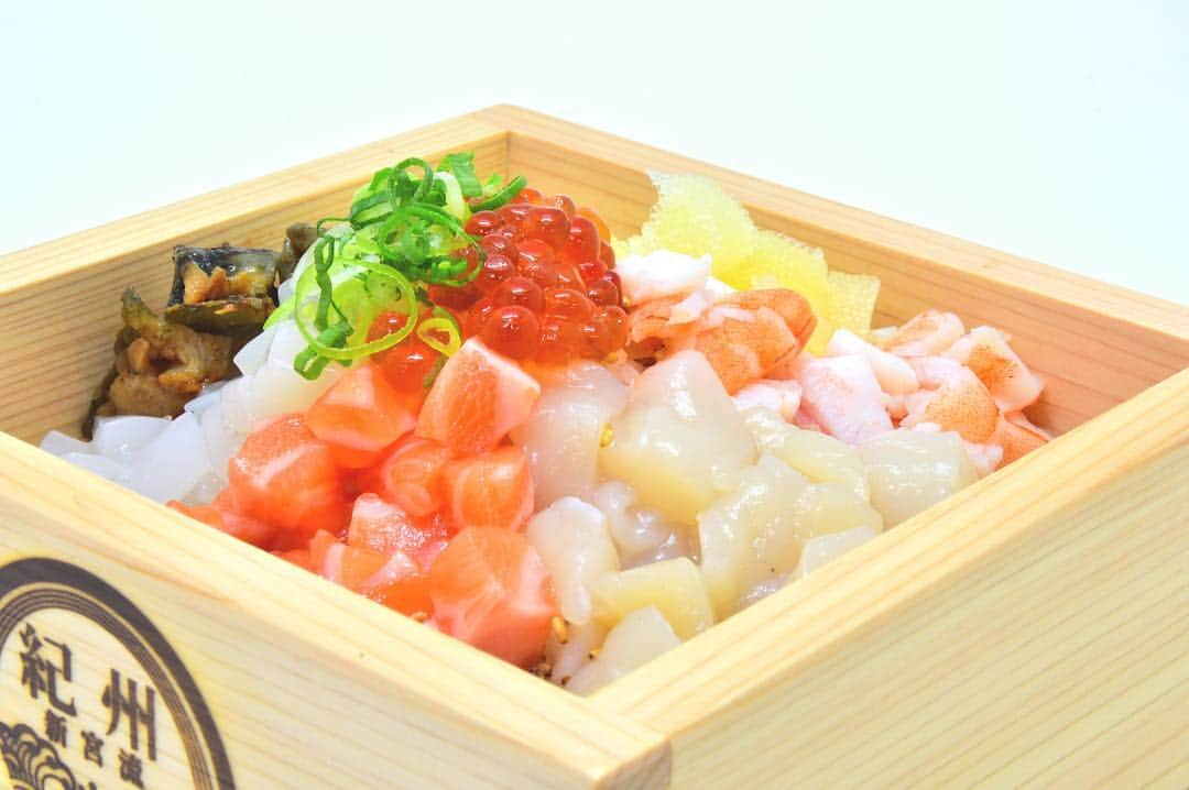 紀州新宮流勝手丼　鮮の実のインスタグラム：「. 🐟紀州新宮流勝手丼 鮮の実🐟 . 大阪堺北花田イオンモールにOPEN㊗️ . 7種盛り なんと7種類選んで790円 . 北海道で話題の海鮮ネタを自分で選ぶ勝手丼。 . その新シリーズが全国初登場！ 紀州漁港直買付だから安い！旨い！ボリューム満点！ . 鮮の実オリジナルの枡の器に盛る 貴方好みの海鮮ネタをお楽しみ下さい！ . #紀州新宮流勝手丼 #鮮の実 #紀州新宮流勝手丼鮮の実 #堺 #北花田 #イオンモール北花田 #海鮮 #新鮮 #和歌山 #紀州 #産地直送 #勝手丼 #海鮮丼 #海鮮丼ランチ #マグロ #トロ #サーモン #海鮮三昧 #話題 #新店 #インスタ映え #流行り #オリジナル #フォトジェニック #フォトジェニックフード」