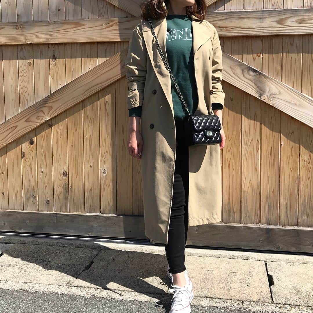 のインスタグラム：「☑︎コーディネート ✴︎ ✴︎ トレンチコート #gu トップス #h&m パンツ #uniqlo  スニーカー #converse ✴︎ ✴︎ #cordinate#fashion#ootd#コーディネート#ファッション#スナップミー# #locari#ponte_fashion#kaumo_fashion#ロカリ#カジュアル#ユニクロ#ユニジョ#ジーユー#ジユジョ #gu_for_all #トレンチコート#プチプラ#プチプラコーデ」
