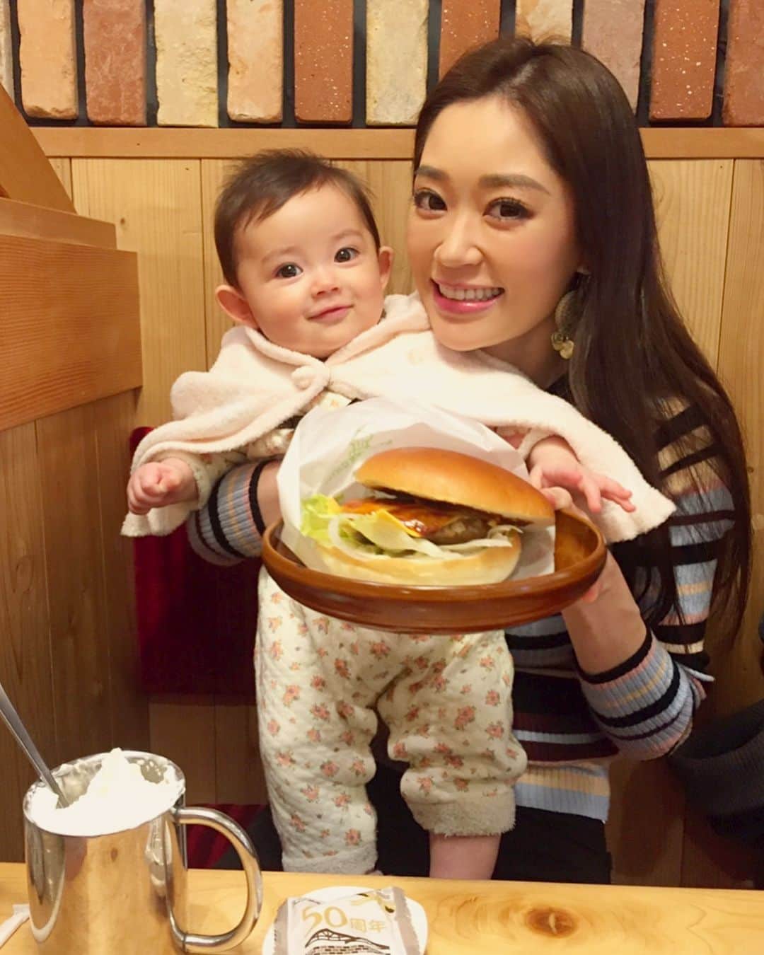 のインスタグラム：「コメダ好き夫婦☕️ これは先日のお花見前に行った時の写真だけど、今朝もモーニングに行って来ました👴🏻👵🏻 ハンバーガー瑠花の顔より大きかった🍔 #baby#instababy#daughter#kid#girl#love#happy#smile#cute#chill#hamburger#lunch#coffee#コメダ珈琲#喫茶店#ハンバーガー#名古屋#赤ちゃん#娘#ママ#子供#ハーフ#オーストラリア#日本#親バカ部#ベビフル#ママリ#コドモノ」