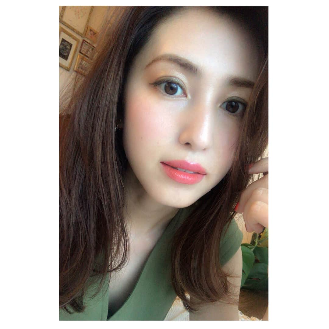 のインスタグラム：「💄 3/21にマキアージュから、肌の透明感を引き立たせるリップと新色チークが発売しましたよ🌸 . . メイクの色を合わせる時に一番簡単なのが、口紅とチークカラーを同系色で合わせること。 . ピンクでも、赤みが強いもの、青みが強めの冷たいピンク、オレンジが少し入ったコーラル系のあたたかなピンク、など様々あるのをご存知ですか？ . . . 写真の1枚目のメイクは、目元はカーキを使ってカラーメイクをしていますがチークと口紅をマキアージュの、 . ★マキアージュ ドラマティックルージュP RD450 ☆マキアージュ ビューティースキンクリエーター PK355 で合わせているので、簡単に統一感が出せました☺️ 明るめで温かみを感じさせるピンクで揃えています。 . . . さらに、 ルージュ&チークと<ファンデーション>を併用することで肌はより透明感を増して輝きだします✨ . ファンデーションを塗らずにそのまま口紅、でもいいのですが、、、 肌を均一にしてくれるマキアージュのファンデーションを使うことで、リップとチークの色が良く映えて華やかさもUP💖 . . . 肌色との相性もよく考えられた色展開なので、自分にぴったりなルージュ＆チークが見つかるはずですよ👍 . . #beauty #selfmake #rouge #lip #make #PR #ビューティー #セルフメク #口紅 #ルージュ #リップメイク #チーク #美容 #コスメ #メイク #マキアージュ #資生堂」