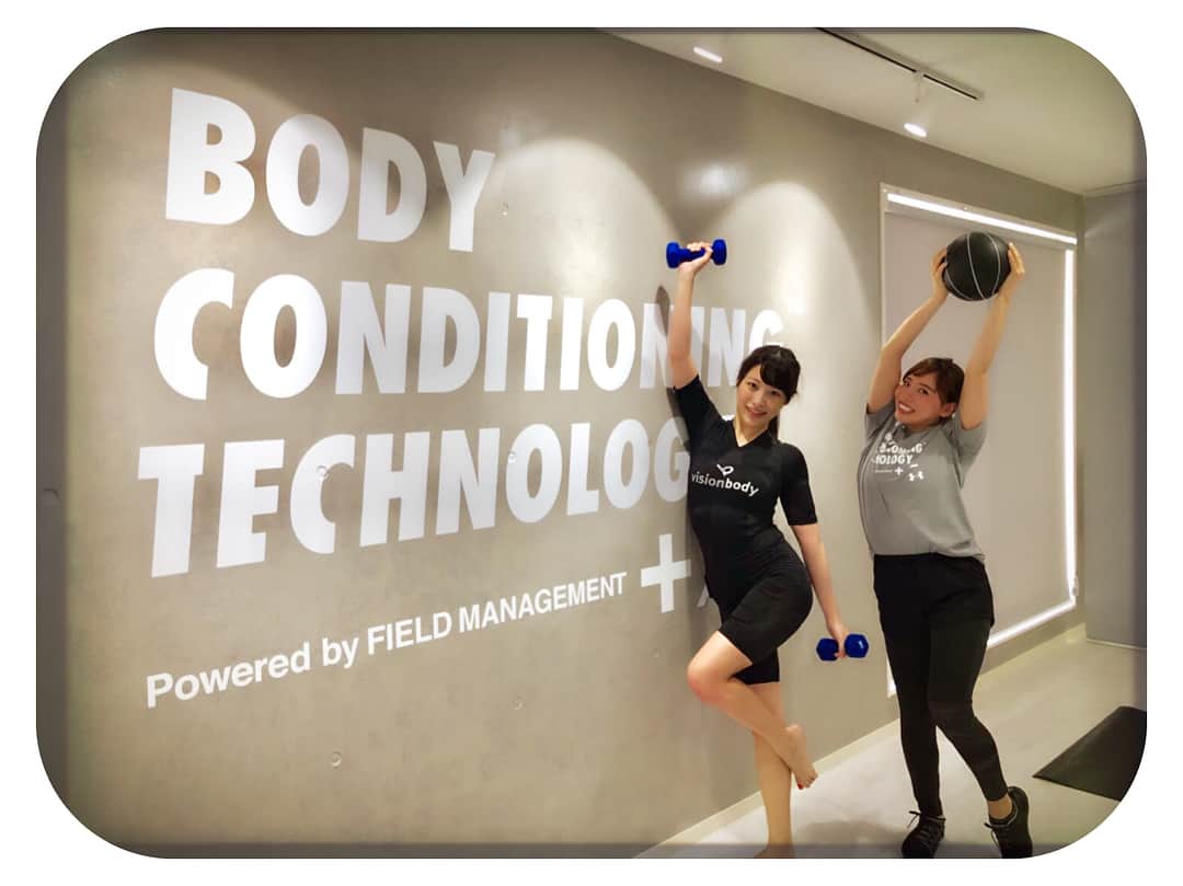 春原未来さんのインスタグラム写真 - (春原未来Instagram)「たった20分の #トレーニング で通常の #筋トレ 約04時間分の効果があるっていうから，半信半疑で #体験レッスン してきました！ . 写真に写ってる専用ウェアを着て，Tシャツ短パン履いて，え？こんな簡単な動きでいいの？！っていう #自重トレーニング 。 . で，翌日， #筋肉痛 きました！お尻が一番効いてて，次に腹筋。忙しい人にもぴったりだし，何より画期的で面白いから，気になった方は体験してみてください！ . シャワー完備で，ドライヤーは #ヘアビューロン だしアメニティは #sabon ♡ . @saki_official_instructor 誘ってくれて，どうもありがとう！ #4月1日オープン #bodyconditioning #technology #ems #最新技術 #表参道 #ヒップアップ #トレンド #肌肉 #身体 #training #fittness . I have been experiencing with half-trust because it is said that there is an effect of about 4 hours of normal muscle training with just 20 minutes of training! . Just wearing special wear reflected in the photograph, it's easy to train self-weight. And the next day my muscle aches! The butt is the most effective, then the abdominal muscles. It is perfect for busy people, and it is more epoch - making and fun than anything else, so please try experiencing those who are interested!」3月30日 15時19分 - sunohara_miki