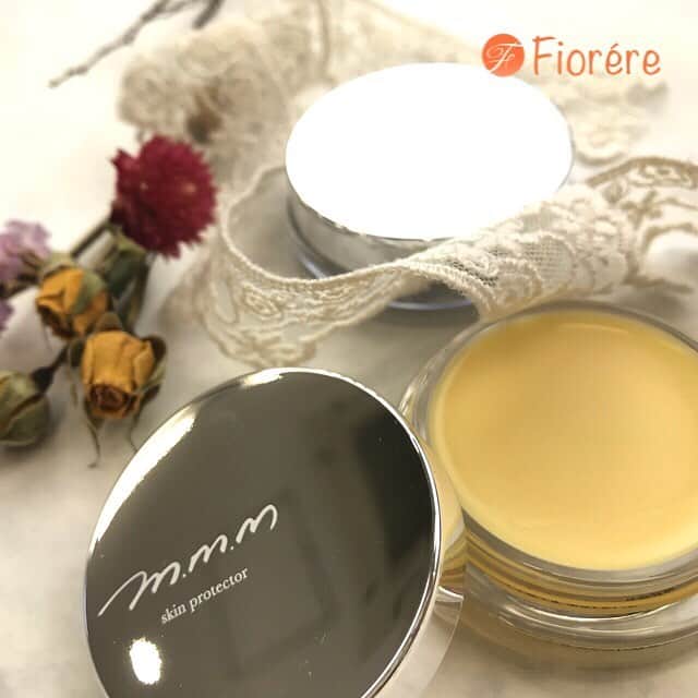 rére rére(Fiorére)さんのインスタグラム写真 - (rére rére(Fiorére)Instagram)「. 今回ご紹介するアイテムはm.m.m(#ムー )の#スキンプロテクター です💓 . 天然由来の#保湿 成分でみずみずしいお肌をつくってくれます！！ ハチミツやオーガニックのカカオバターがお肌の潤いをしっかりと守ってくれます💪 . 置くように適量をなじませると、流行りの#ツヤ肌 メイクの完成です💫 . ただツヤを出すだけじゃなく、お肌の保湿にもなるところもとっても素敵ですよね❤️ . メイクの前でも後でも！ どのタイミングでも使える優れもの！ とっても便利なアイテムです🤩 . まだ東京のお店でしか扱っていない激レアアイテムです✨ . . #Fiorente #フィオレンテ #Fiorére #女子力 #フォローミー #コスメ好きさんと繋がりたい  #インスタ #フォロー #インスタ映え #つながりたい  #ほっこり #いいね #いいね返し #フォローバック #キラキラメイク #いいねした人全員フォロー #フォロー返します #コスメ紹介 #コスメレビュー #春メイク」3月30日 15時03分 - rere_fiorere
