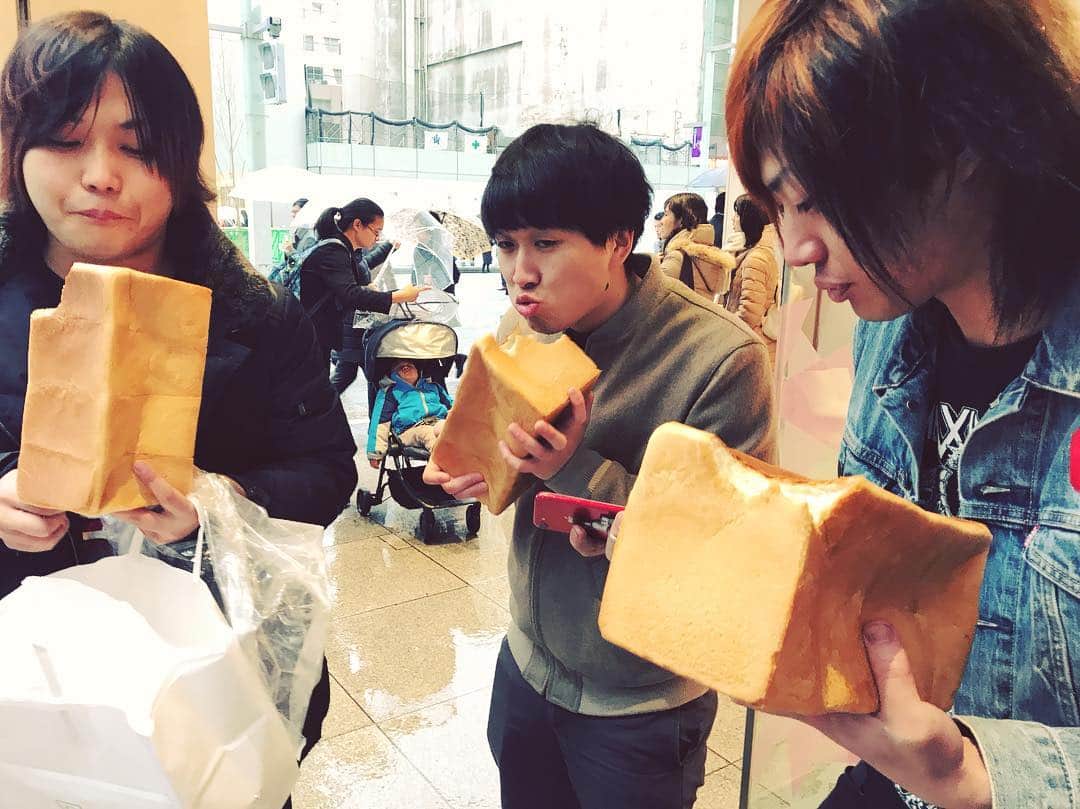 としみつのインスタグラム：「パンを一斤ずつ食べる人たち。 カンタの顔。」