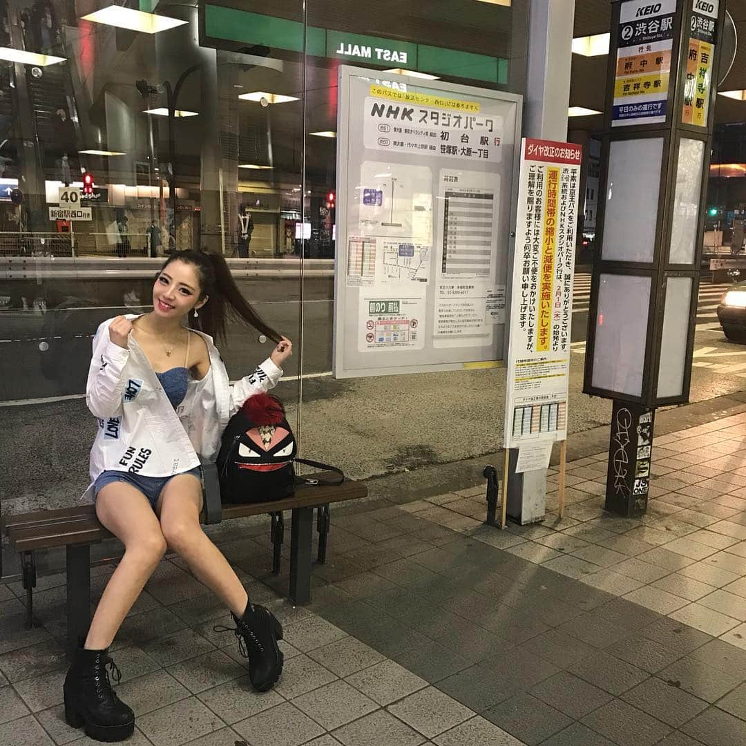 Yukiさんのインスタグラム写真 - (YukiInstagram)「渋谷のバス停のエロいお姉さん(´･_･`) が、バスあんまり乗った事ないんですよね😂✨ 電車はガンガン乗りますっ🙌🏻💓 本日も渋谷TKたくさんの方に応援して頂いて本当に本当に嬉しかったです😭❤️ ありがとうございましたぁ✨✨ また来週の火水木お会いしましょう💓 おやすみなさい☺️✨ #tk #tkshibuya #dancer #shibuya #busstop #渋谷駅 #ポニーテール #fendi」3月30日 6時20分 - snowsnow.yuki