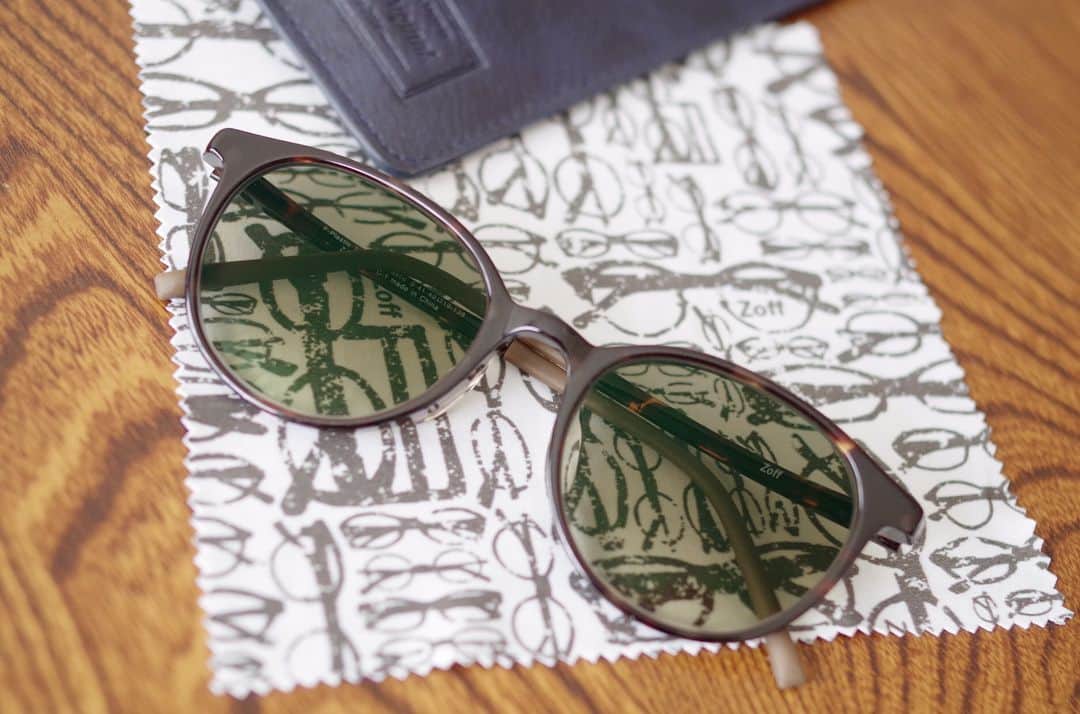 Zoff Officialのインスタグラム：「⭕️👓My Zoff 👓 Zoff Staff の溺愛マイ・メガネ #myzoff . 長年メガネを愛するZoff スタッフの溺愛メガネをご紹介するMy Zoff👓  今日は Zoff Park 原宿店 スタッフ西田のおすすめ✨ 🔻 「ブラウンのボストンフレームに、薄めのグリーンのグラデーションのサングラスです！ 都会的でクラシカルな印象に、レンズをグリーンにすることで柔らかさをプラス！ 目が少し透ける薄めの色なので、ナチュラルな印象でかけて頂けます！ 日陰などでも安心して使えるので、使い勝手が凄くいいです！！ オールシーズン使ってます！」 Zoff Park 原宿店 西田 👓ZA71010 C-1 レンズカラー Z-GYGY 75 G #zoff #eyewear  #eyeweardesign #sunglasses #sunglass #ootd#fashion#メガネ」