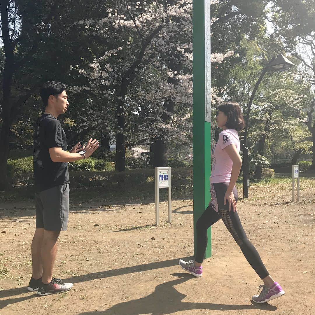 中林美和さんのインスタグラム写真 - (中林美和Instagram)「去年末マラソン大会に出場してから、 またマラソンにチャレンジする機会をいただきまして、 鳥光コーチ @takenori_official に ランニングを指導していただくことになりました😊 . 新丸ビルBike&Runから桜の咲く皇居、そして日比谷公園でトレーニング。お天気も良くて最高に気持ちがいい！ . 怪我のないようにストレッチから始まり フォームの基礎から教えてもらって 初めてランニングの奥深さを知る(できているかは別として 笑)！！とっても面白い！！ . トレーニングウェアとシューズはは全て @reebokjp 🔺 格好だけ！！と言われないように、 カッコ良く走れるように これから目標に向かって頑張ろうと思います♡ . #morningrun #running  #reebok #リーボック #人間をきわめろ」3月30日 10時09分 - miwanakabayashi