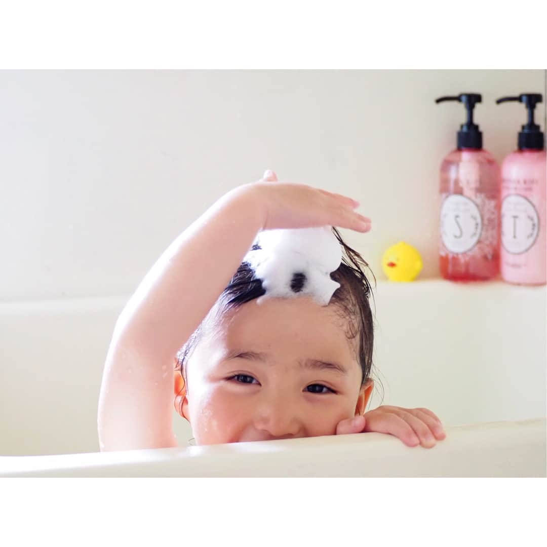 のインスタグラム：「* * 🛀 お風呂大好きで毎日なかなかあがらない👧 まずアームリングとゴーグルを装着して潜る練習は必ず🏊‍♀️ ストーリーにもあげたけど練習の成果か旅行のほんの数日でゴーグルと浮き輪なしでも泳げるようになりました👏 子どもの可能性ってすごい🧒 * * お試しさせていただいたAROMA KiFIの 新しいシャンプー&トリートメント🛀 オーガニックで嬉しい😍🙏 天然にこだわったアロマメーカーが作るゼラニウム&シダーウッドの香りは 浴室が良い香りに包まれてほっとします☺️ * ぺたんこ髪になりやすい猫毛や細毛でお悩みの方にだなんて我が家の髪質にぴったりすぎる🤭 @gaianp_official #アロマキフィ#AROMAKIFI#オーガニックシャンプー#アロマシャンプー#艶髪#愛されヘアー#子供シャンプー」