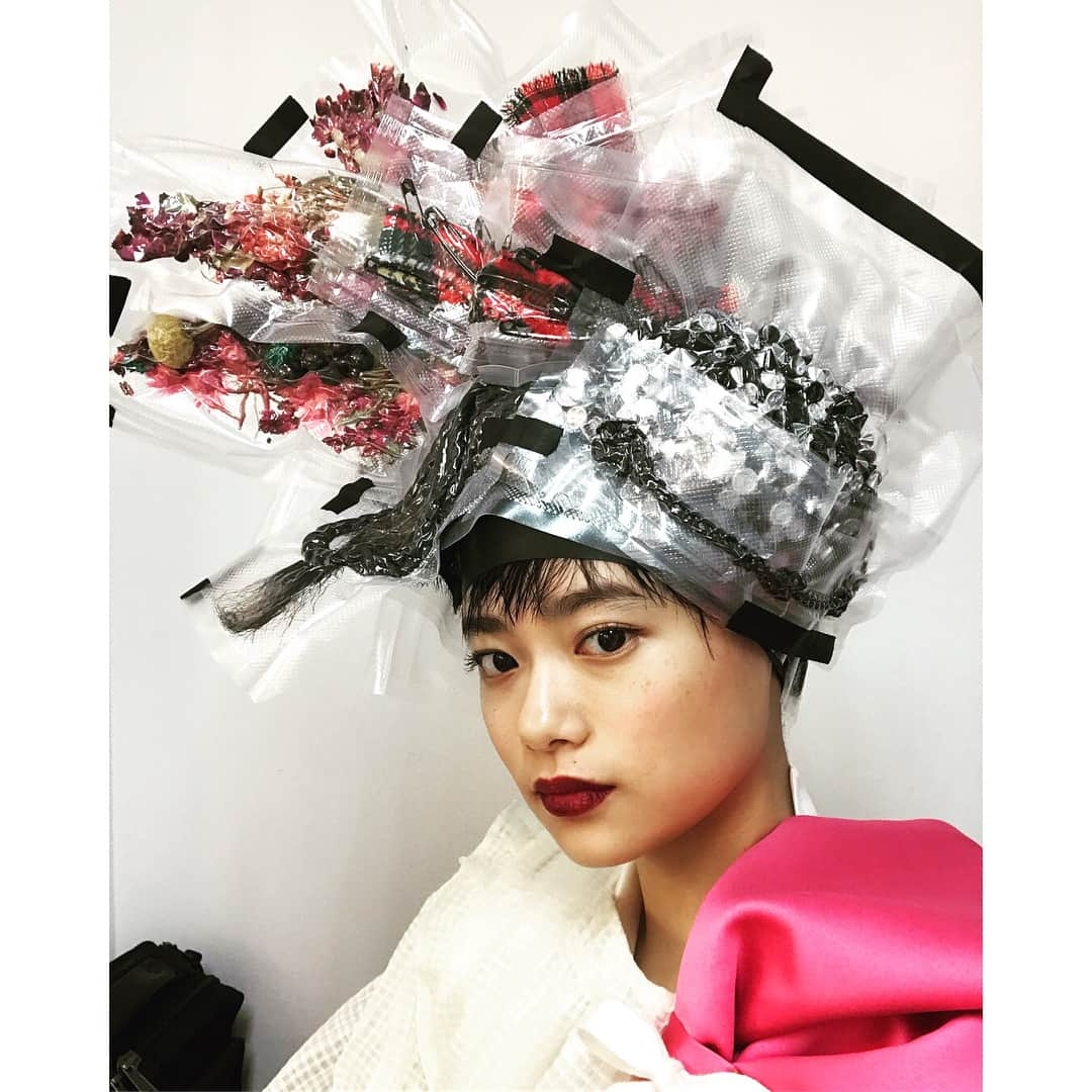 杉咲花さんのインスタグラム写真 - (杉咲花Instagram)「発売中の雑誌 装苑、もうひとつお知らせ。 いつもお世話になっている ヘアメイクアップアーティスト 奥平正芳さんのページに 私も参加させていただいております。 おくさんの手作りヘッドピースを ついに被ることができて、感動でした。 夢の詰まったかわいい頭に、エッヂの効いたイケてる頭。 胸がときめいて、思わずため息の出てしまう時間だったな。。 こちらも是非紙面で、お見逃しなく。」3月30日 11時44分 - hanasugisaki