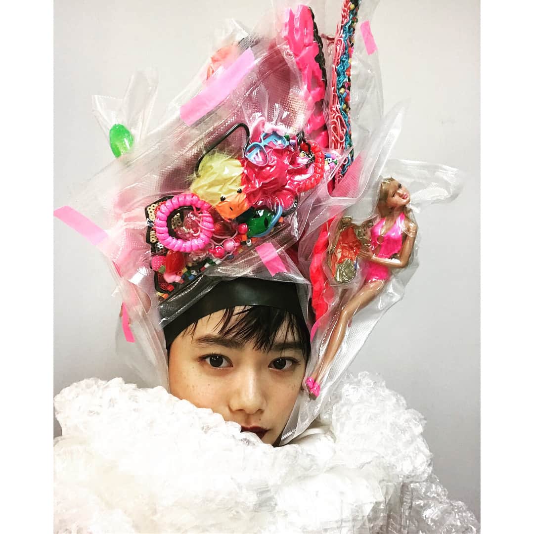 杉咲花のインスタグラム：「発売中の雑誌 装苑、もうひとつお知らせ。 いつもお世話になっている ヘアメイクアップアーティスト 奥平正芳さんのページに 私も参加させていただいております。 おくさんの手作りヘッドピースを ついに被ることができて、感動でした。 夢の詰まったかわいい頭に、エッヂの効いたイケてる頭。 胸がときめいて、思わずため息の出てしまう時間だったな。。 こちらも是非紙面で、お見逃しなく。」