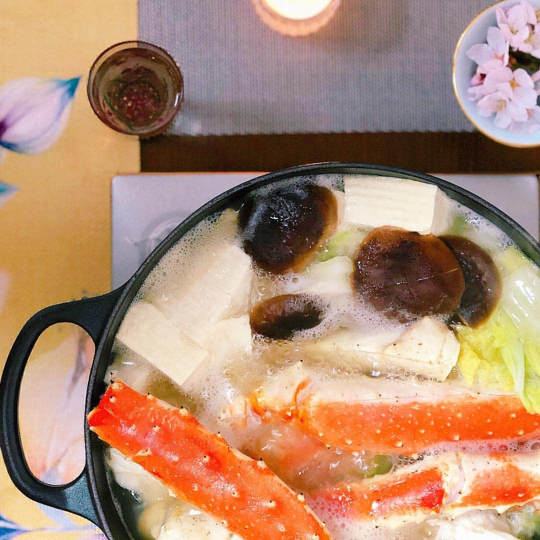 内山理名さんのインスタグラム写真 - (内山理名Instagram)「ル・クルーゼで♡ ・ カニ鍋…。マットブラックの鍋はスタイリッシュで カッコいい。 ・ ムラのない熱まわりで 簡単に美味しく出来ちゃう🎵 ・ #lecreuset  #dinner  #ルクルーゼ」3月30日 13時25分 - rinauchiyama_official