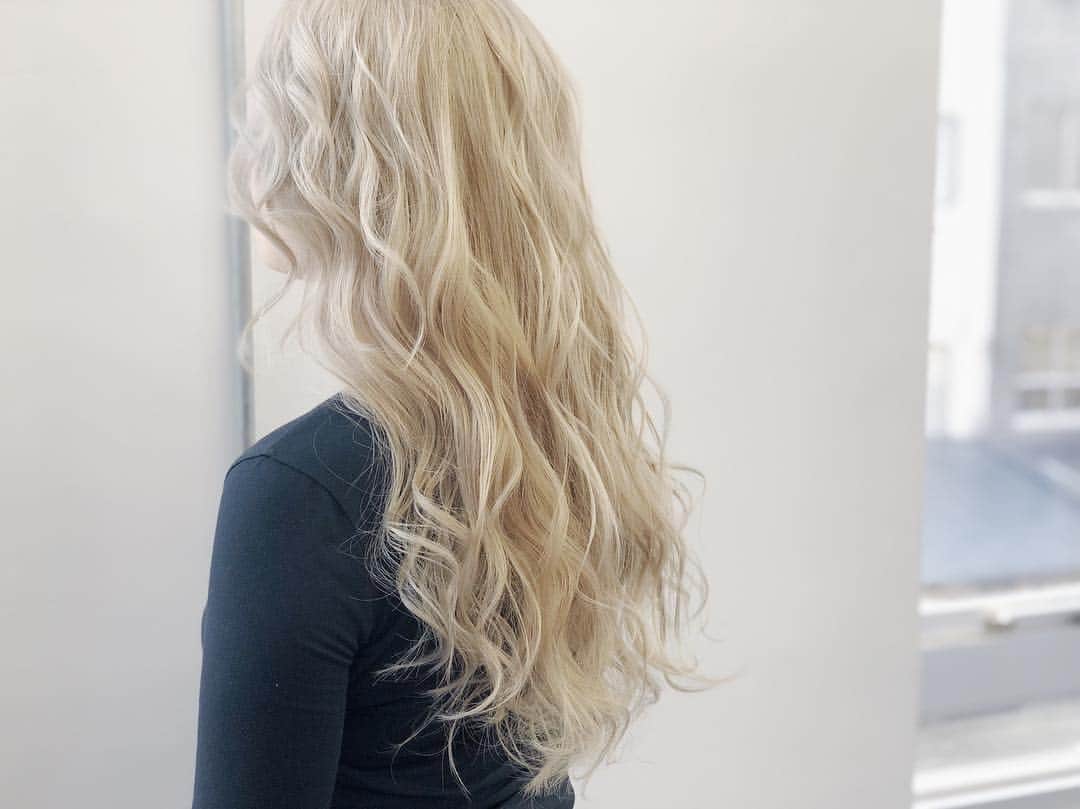 のインスタグラム：「High blond  BLEACH2回以上必須 ★★★ 【PRICE】 cut+color+炭酸スパ ¥8640〜 . cut+color+3STEP treatment +炭酸スパ ¥10800〜 . cut+イルミナcolor+shu uemura art of hair treatment+炭酸スパ ¥11880〜 . cut+quick treatment+炭酸スパ ¥5400〜 . color+2STEPtreatment+炭酸スパ ¥7020〜 . イルミナカラー+shu uemura art of hair treatment+炭酸スパ ¥9720〜 . bleach or highlight/lowlight color+3STEPtreatment+炭酸スパ ¥14040〜 . DMによるご新規のご予約の方はこちらより更に割引させて頂きます！ ★★★ 【REPSENSE】 TEL 052-232-6088 . . 〒460-0003 名古屋市中区錦2-6-19 長者町通ビル3F  #NORI #shuuemura #シュウウエムラ #ヘアスタイル #ヘアカラー #栄 #ノリノリヘアー #グレージュ #ダブルアッシュ #ハイライト #ヘアカタログ #ダブルカラー #デザインカラー #artofhair  #ブリーチ #グラデーションカラー #外人風 #外国人風 #イルミナカラー #バレイヤージュ #アディクシーカラー #レペセンス #REPSENSE #伏見 #丸の内 #followme #錦 #ファイバープレックス」