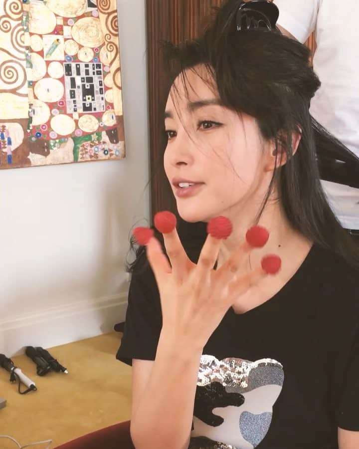 リー・ビンビン（Li Bingbing）のインスタグラム：「Happy Friday!! I am celebrating Friday with raspberry 💕♥️ #friday #fridaymood」