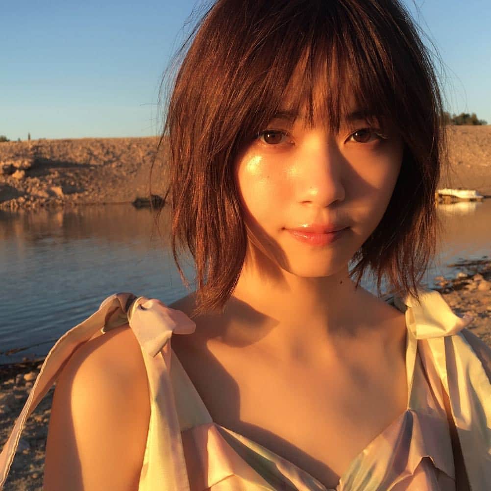 西野七瀬のインスタグラム：「先日解禁した5月9日発売 #わたしのこと 表紙カットが大好評✨お礼のオフショットです！  #西野七瀬 #乃木坂46 #西野七瀬1stフォトブック  #発光肌 #美しさに時が止まった」