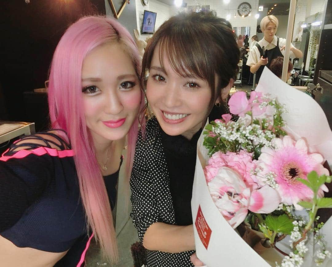 のインスタグラム：「まりこちゃん #アンククロス 共に美容師卒業おめでとうございます💐💐💐💗 . もう何年経つだろー？？わたしの可愛い&個性的な髪型は常にまりこちゃんが作ってくれていました✨✨ 成人式の時も、もちろんいまの #ピンクヘアー も💕  美容院を何回か浮気もしたけどw、結局アンクがよくて、必ずまりこちゃんにやってもらって1番落ち着いてた☺️☺️ . 8年間のお勤めお疲れ様でした👏🌸🌸🌸🌸🌸🌸🌸🌸🌸🌸 最高の美容師さんです😍  #pinkhair」