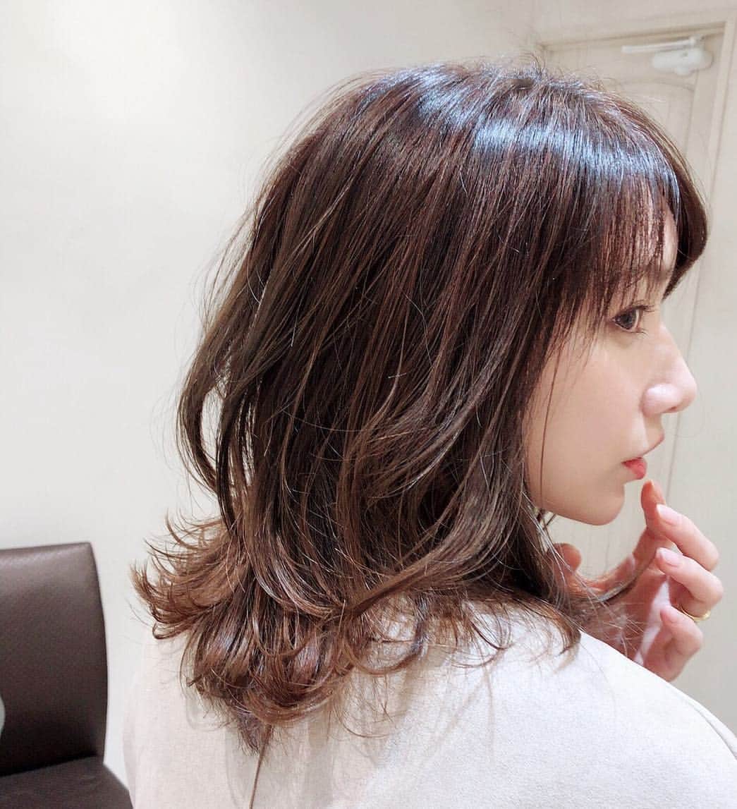 のインスタグラム：「ヘアチェンジ♪blogアップしました〜。 #ヘアチェンジ #ヘアスタイル #セミロング #オリーブ #ヘアカラー #ZACC #ヘアカット」