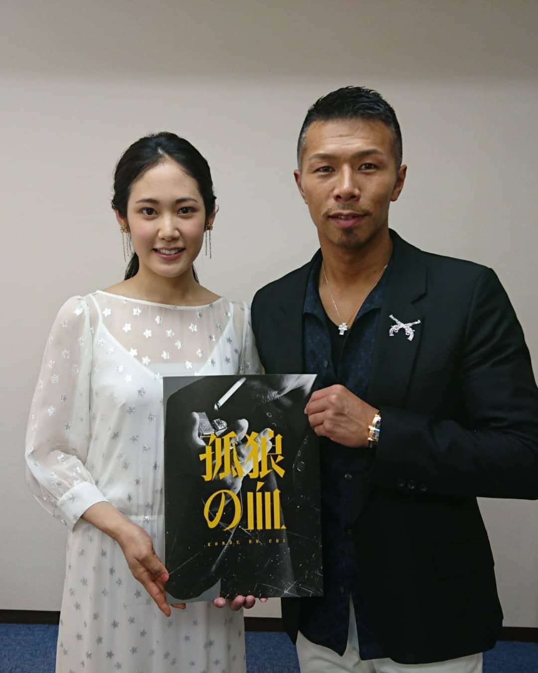 のインスタグラム：「映画 「孤狼の血」の舞台挨拶に行ってきました。  出演されてる、阿部純子さんと一緒に、映画の感想や見所など、トークをさせて頂きました✨ 僕は映画に出演してませんが(笑)  ヤクザと警察が戦う、迫力あるストーリーとなってます(*^O^*) 皆様も是非、劇場に行ってください！！ 5月12日公開です。  #映画#孤狼の血#舞台挨拶#阿部純子」