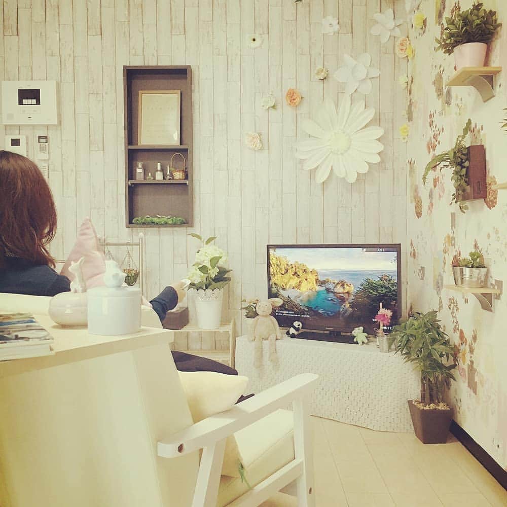 レオパリスくんのインスタグラム：「(=´•౪•`)o[myDIY]o 憧れのひとり暮らし♡自分だけの癒し空間でまったり映像鑑賞するのがマイお気に入りタイム♫  #レオパレス21 #ひとり暮らし #myDIY #leo_myDIY #部屋 #インテリア #インテリアコーディネート #DIY #賃貸 #レオパリスくん #instagood #レンガ調 #壁紙 #フラワー #フェイクグリーン #ぬいぐるみ #ひとり暮らしは自分だけのお城」