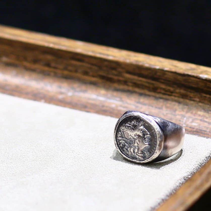 のインスタグラム：「hum 抜群の存在感を放つhumのオールドコインを使用したリング。  #STRASBURGO #strasburgolife #strasburgomens #jewellery #hum #fashion #fashionable #fashionpost #fashionjewellery #photo #photography #instagramer #ストラスブルゴ #ジュエリー #ファッション #ハム」