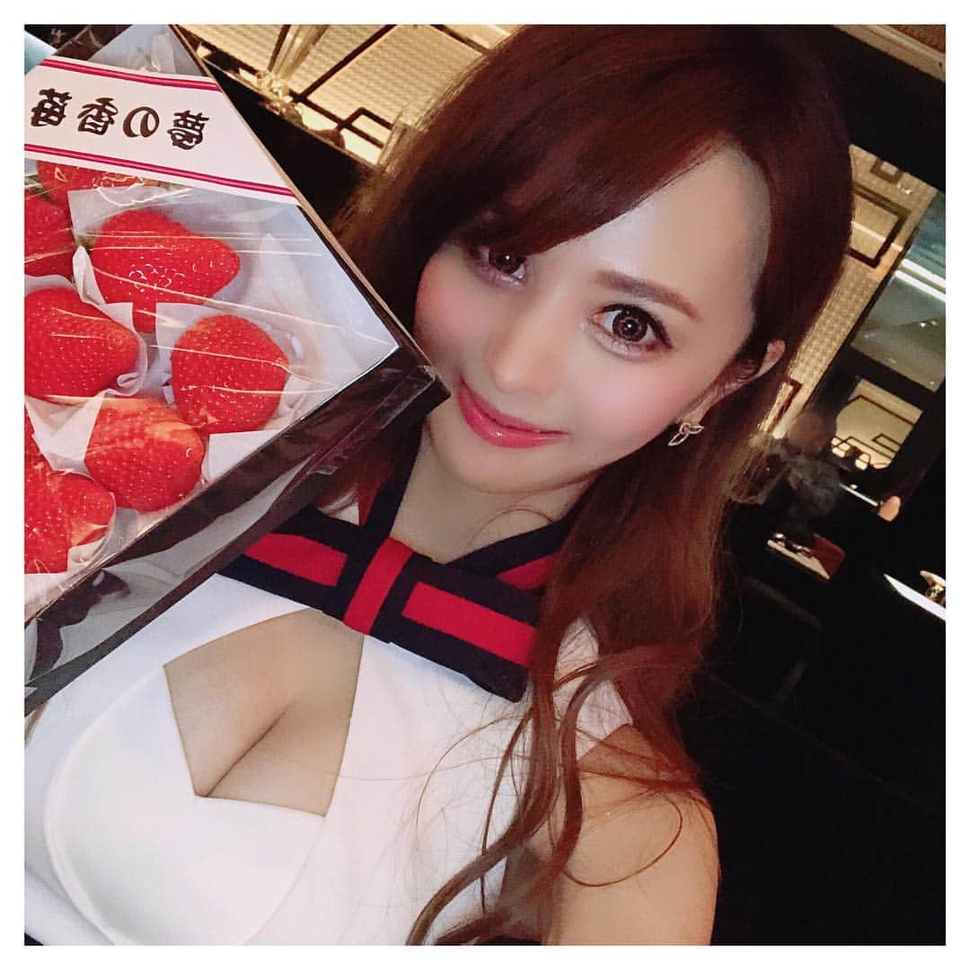のインスタグラム：「昨日がエースラスト出勤でした♡ . 北新地に一人で行くのは不安で不安で仕方なかったけど、 綾田社長も副社長も黒服さんも女の子もお客様も優しくて楽しい1ヶ月過ごせました♡ . どこ行っても友達いないあたしに話しかけてくれて♥️ みんなが東京遊びに行くねーって言ってくれて💓💓 . 東京帰るの嫌になってしまったよ(´；ω；｀)♡ . 楽しい1ヶ月をありがとうございました✨✨✨ . . #いちごちゃん #さみしい#楽しかった💓 #大阪#北新地#また働きたい #エースファクトリー#クラブエース #キャバクラ#キャバ嬢#キャバ #osaka#kitashinchi #フォローミー#followme#follow #tagsforlikes#tflers#instagood #instalike」