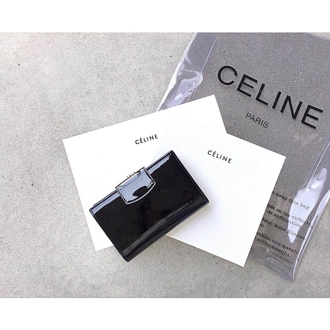 kumiさんのインスタグラム写真 - (kumiInstagram)「new. celineではなかなか見かけないがま口の財布に一目惚れ☺︎ ビニールバッグも可愛いい…❤︎ #celine#celineparis#oldceline#céline #セリーヌ#セリーヌ財布」3月30日 17時03分 - 93_0920
