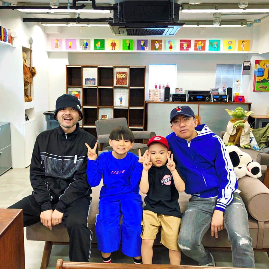 DJ DARUMAのインスタグラム：「🙏🏻✨ 親子でNIGOさんの 新しいアトリエ(要塞🔥)を見学🙂 Paid a visit to Nigo's new atelier with the family.」