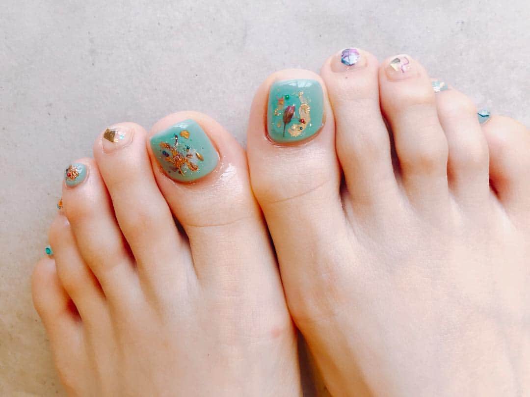 堀田茜さんのインスタグラム写真 - (堀田茜Instagram)「new nail💅 ハマっている色味のグリーンを主役に💚 ツヤツヤで春めいた爪先になった🌸 #nail #footnail #dlawnail」3月30日 17時29分 - akanehotta