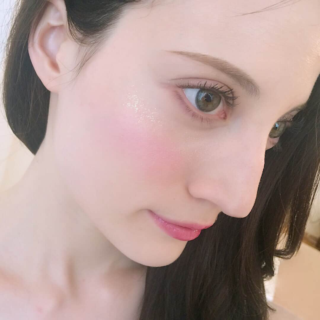 大濠ハンナさんのインスタグラム写真 - (大濠ハンナInstagram)「昨日の撮影のヘアーメイク💄 メイクは@mk_maicoちゃん💓 ヘアーは@takeki_hairくんにしてもらったとよ〜☺️✨🎀 アイメイクはランコムだって🎵 ヘアーは黒髪まではいかない透明感のあるグレーをいれたブラックにしてくれたっちゃん😸🎀 ありがとうございました🙏😌 #撮影#作品#スタジオ#メイク#うる艶メイク#ムームウェア#ピーチジョン#パープル#大好き#ヘアーカラー#ブラック#透明感#hairmake#japan#tokyo#roomwear #peachjohn」3月30日 18時31分 - hannaoohori