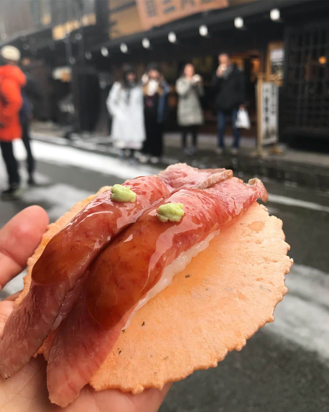 岩崎裕美さんのインスタグラム写真 - (岩崎裕美Instagram)「・ 飛騨牛さま🐃 ・ 美味しくて一瞬でとろけた。 ・ #飛騨牛 #飛騨牛にぎり #飛騨牛寿司 #グルメ #坂口屋 #飛騨高山 #飛騨 #高山 #岐阜 #旅行 #旅 #食べ歩き #sushi #beef #hida #takayama #gifu #japan #trip #travel #gourmet #yummy #instafood #foodstagram #instagood #instalike」3月30日 18時47分 - hiromi_iwasaki