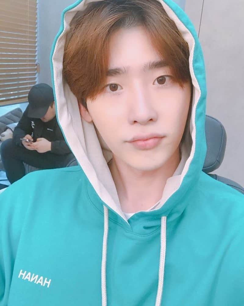 イ・ジョンソクさんのインスタグラム写真 - (イ・ジョンソクInstagram)「🙋‍♂️」3月30日 19時00分 - jongsuk0206