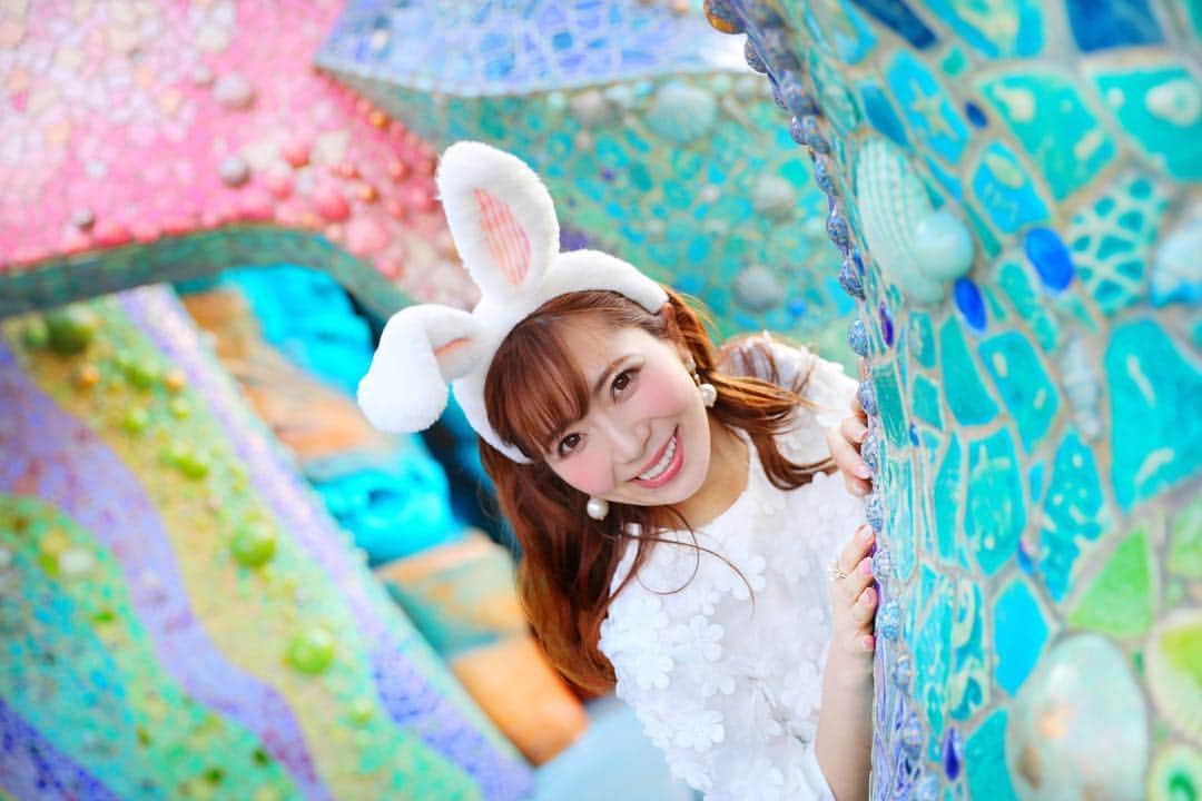 のインスタグラム：「ディズニーシーに迷い込んだうさぎさん🐰❣️💗💕カラフル可愛い、マーメイドラグーンでかくれんぼ💗 . ⬆︎ディズニー公式サイトに載ってた写真の撮り方真似してみたよ🐰💗💕✨ . #tds #tokyodisneysea #tokyodisneyresort #disneysea #disneyeaster #easter #disneypic #disneyphoto #disneylove #東京ディズニーシー #ディズニーシー #ディズニーイースター #ファッショナブルイースター #ディズニーコーデ #ディズニー写真部 #フォトジェニック」