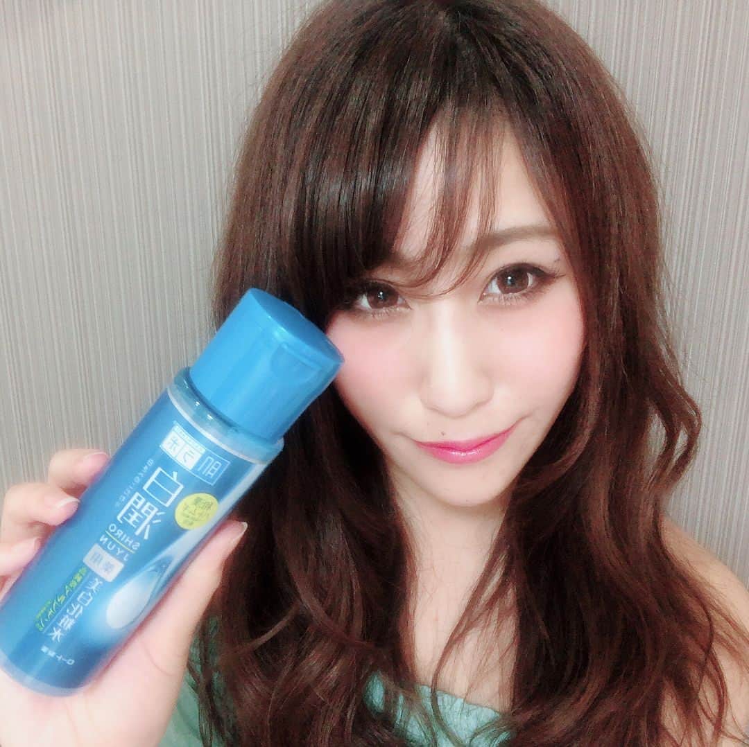 のインスタグラム：「♡ ♡ ロート製薬さんから《白潤》をいただきました💋 なんと❣️パッケージと美白効果がリニューアルしたんやて😏💓 ♡ もっちり肌に仕上がるのにベタつかないし 何よりプチプラやから惜しみなく使える👌🏻🌹 以前《 #極潤 》を紹介させて頂いてから めっちゃリピートしてたんやけど 今回リニューアルされた白潤の方が サラッとしてて肌に浸透するスピードが早い印象😳💓 でもほんとにもち肌になるねんっ😘 ♡ 紫外線対策は1年中しないとあかんけど これからの季節はもっと紫外線が... シミソバカスの予防のためにも早めの美白が大切やねっ🦋🦋🦋 ♡ しかもね❣️ これからどんどん暑くなっていく季節🌴💓 "冷やし使い"がめっちゃいいらしい✨ ので、早速まなみも冷蔵庫🎐に入れて使ってみてんけど お風呂上がりの火照った肌がきゅっと引き締まって やみつきになってしまった🐶 しかも朝起きた時の透明感もUPしてるからびっくり😍✨ ♡ ぜひみんな使って見てね🌸🌸🌸 ♡ ♡ #白潤 #もちもちすっぴん美白 #冷やし化粧水 #ロート製薬_PR  #肌ラボ #美白ケア #プチプラコスメ #フェイスケア #美容 #美白 #スキンケア #透明感」