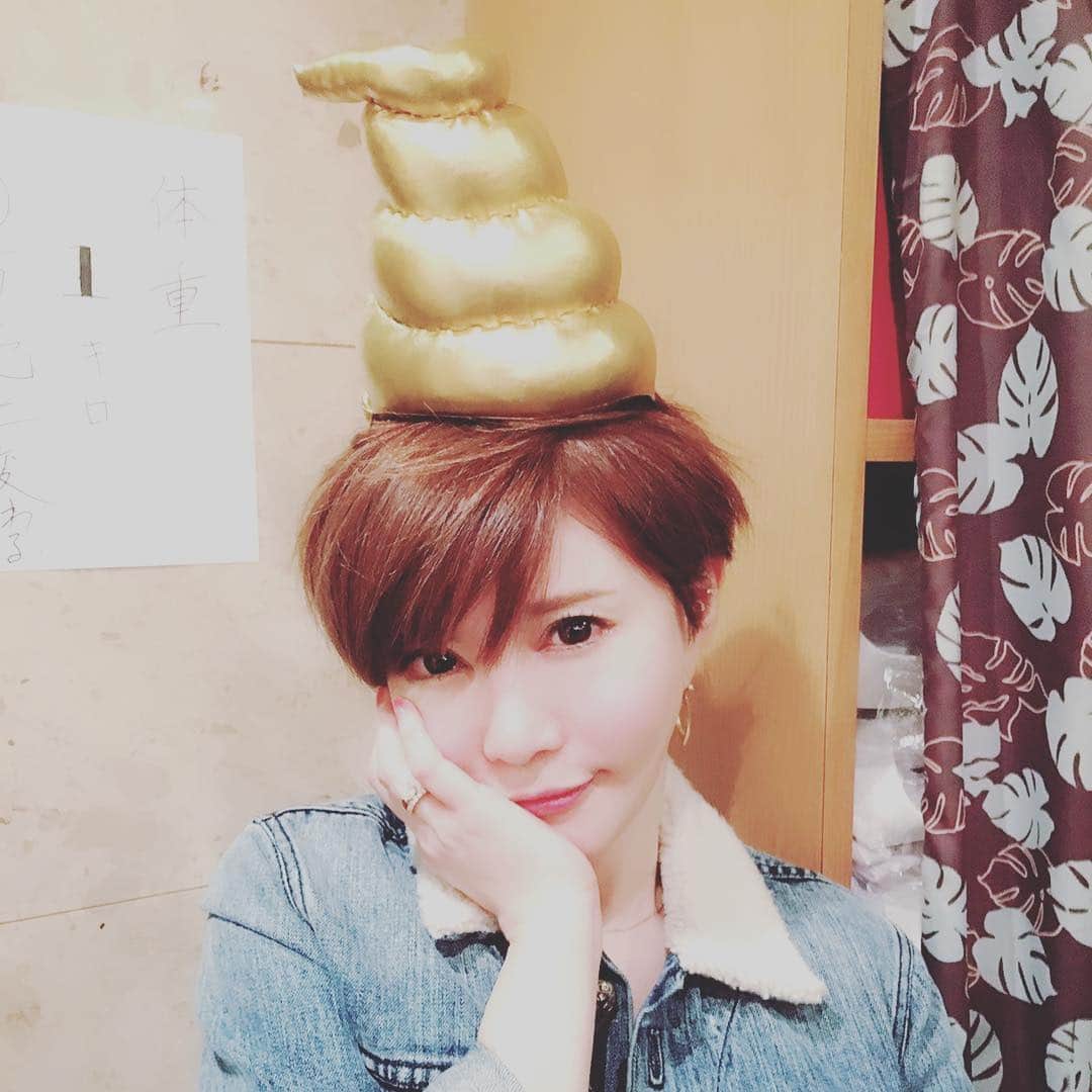 里美ゆりあのインスタグラム：「何でこうなったかは分かりませんw #かぶりもの#黄金#舞人#酔っ払い」