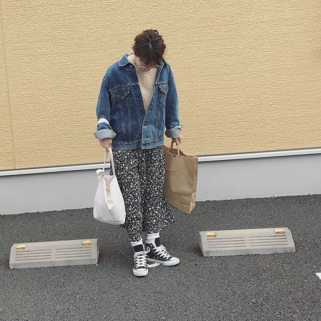 010iii_k_kot_kot__40さんのインスタグラム写真 - (010iii_k_kot_kot__40Instagram)「#ootd #outfit #fashion #fashionstyle #instafashion  現実に戻りました😑😑😑 旅の後恒例の「大量の洗濯物との格闘」💦 * その後、お友達とランチ&お土産を渡して おしゃべり三昧🤭 * * 明日からまたバタバタな日々のはじまり😂😂😂 頑張ろ💪 * #code #coodinate #simple #freaksstore #romherman #levis #converse #auralee #コーデ #コーディネート #シンプルコーデ #シンプル #ママコーデ」3月30日 21時02分 - 010iii_k_kot_kot__40