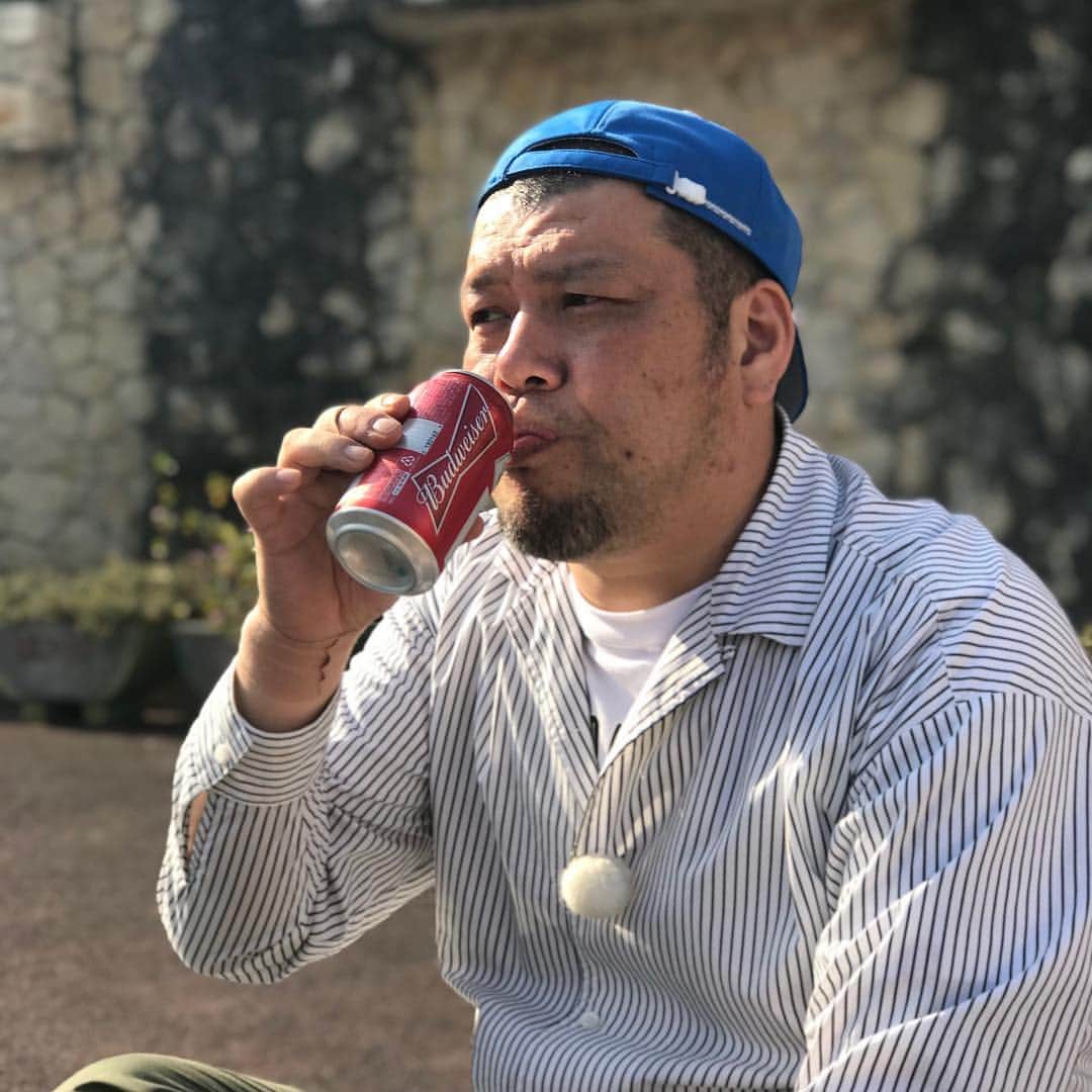 川島明のインスタグラム：「野性爆弾くっきーさん #工場長殴って午前中だけで仕事辞めてきた整備士 #ボーカルのトークがどんどん宗教的になってきてるのでもうそろそろこのバンドも終わりかなと思っているドラム #草野球を見てどうしても昔の血が騒ぎ出す元近鉄の５番 #マリオ一人でクリアしそうなのでもう先に打ち上げしているルイージ #下校途中の子供達を草笛で魅了するおじさん #完璧に風景と馴染めている私服警官 #眼鏡をかけている子供が一生懸命逆上がりの練習しているのを見てやっぱり工場長に謝りに行こうかなと思っている整備士 #繊細な天才  #テレビ東京「くっきーの陰素汰婆餌旅 in 沖縄」 #4月15日(日)27時10分放送 #芸人的インスタ映えを求めた旅 #すごく楽しかったので見てね」