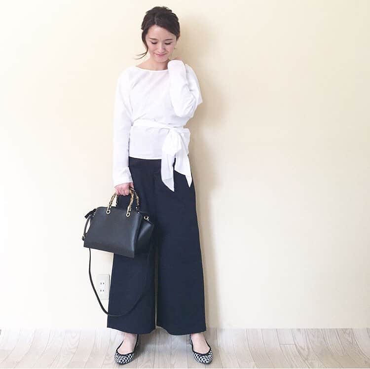 RANKING CHUUN fashionランキングチューンのインスタグラム：「. RANKING CHUUN fashion . @rurikkomama さんの ＜春の上品コーデBEST5＞ . 第１位は大人カジュアルコーデ✨ . トップス▶ @uniqlo デニム▶ @ZARA  バッグ▶ @gu_for_all_ . ♥ワンポイント 白シャツ×ネイビーボトムは、爽やかさNo.1✨ 流行のギンガムチェック柄のバレエシューズを投入♪ . . 以上、@rurikkomama さんの ＜春の上品コーデBEST5＞でした💎 最終回のコーデはいかがでしたでしょうか。 これまでランキングチューンファッションをご覧いただき応援してくださった皆様、ありがとうございました。 中京テレビの無料動画配信サービス【CHUUN】は引き続き配信されておりますので、詳しくはこちらのプロフィールよりぜひご覧下さい✨ . ➡  @ranking_chuun_fashion . #rankingchuun #ファッション#fashion  #オシャレ #きょコ #着画 #instafashion #ootd  #おしゃれさんと繋がりたい #フォローミー  #いつコ #outfit  #大人カジュアルコーデ#大人コーデ #上品コーデ #コーディネート探検隊 #ユニジョ#ジユジョ #ママコーデ #カジュア ル #コーデ女子部 #ootd_kob #カフェ #上品コーデ#卒業式コーデ」