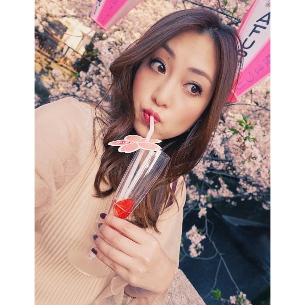 辰巳奈都子さんのインスタグラム写真 - (辰巳奈都子Instagram)「🌸🍡🍭🍬🍓 ・  目黒川でいちごシャンパン🥂 最高だね  カメラの反対側では #大好き な#ふたり がセルフィーたつみを見ながら、 ゲラゲラ笑ってる🤣 ・  その様子はまた公開する…かも？ I drank strawberry champagne at MEGUROGAWA. It was awesome😆My favorite two peaple guffawing while looking at me opposite of the camera.I might upload that situation😜 #selfie #cherryblossom  #champagne  #strawberry  #march  #pink #桜  #中目黒 #お花見」3月30日 21時53分 - tatsumi_natsuko