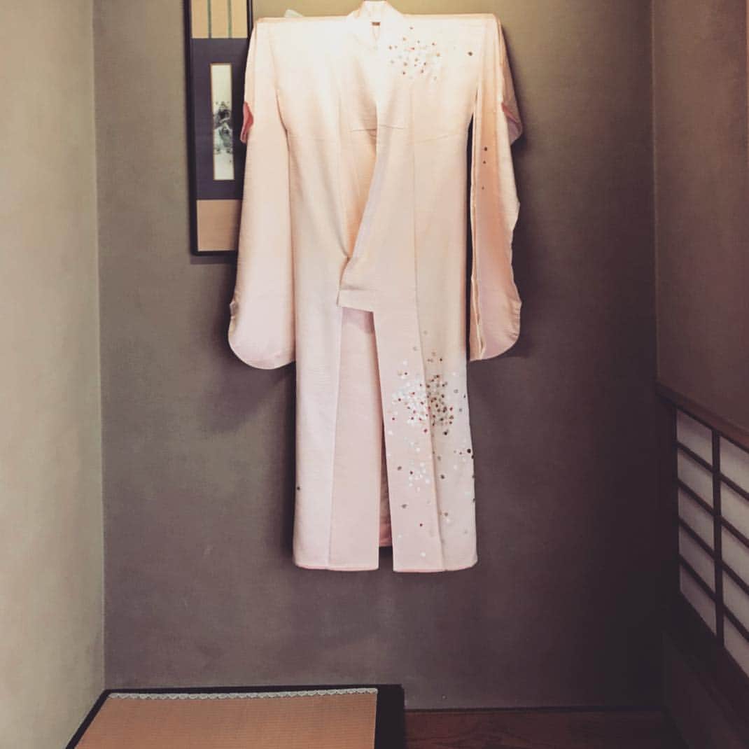 KINUのインスタグラム：「The natural shine and the comfort silk provides has become the center of Japanese culture and have been weaved into beautiful Kimonos.  Link→ https://www.kickstarter.com/projects/1316506085/kinu-the-five-finger-100-silk-socks-from-japan  #craftmanship #madeinjapan #kickstarter #silk #organicfashion #zen #socks #tabi #kinu #yoga #running #gift #fashion #japan #mensfashion #ecological #sustainablefashion」