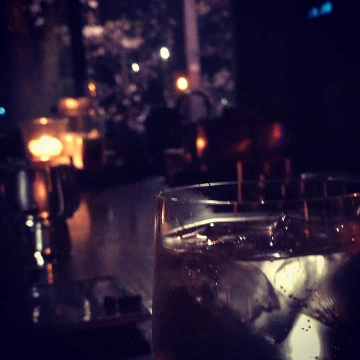 のインスタグラム：「昨晩、福田さんとお酒と夜桜と。 #夜桜 #お酒 #bar #Japan #ひとときの贅沢 🥃」
