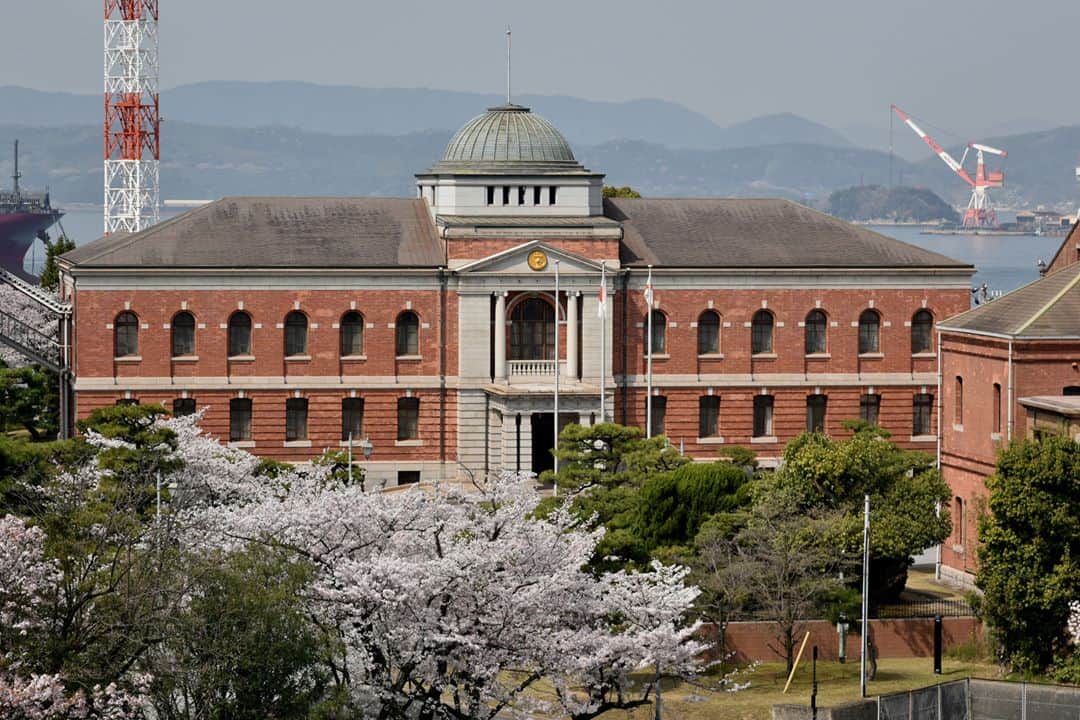 のインスタグラム：「～桜がある風景～ 広島県呉市の呉地方総監部庁舎です。  #海上自衛隊　#自衛隊 #さくら #桜 #広島　#呉 #instajmsdf #ig_jmsdf #jmsdf #jsdf #cherryblossom」