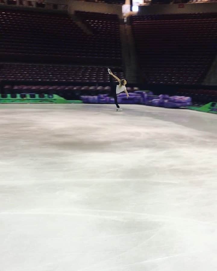 アレクシ・ギレスのインスタグラム：「“Do it or Elsa “ 😜⛸❤️❄️ * * * #figureskating #skating #dreambig #disneyonice #letitgo #skater #skate #fun #silly #spiral #stretch #newboots #smallice #jacksonboots #fridayfun #ice #arena #iceskating #rink #practice #job #professional #elsa #victoriasecret」