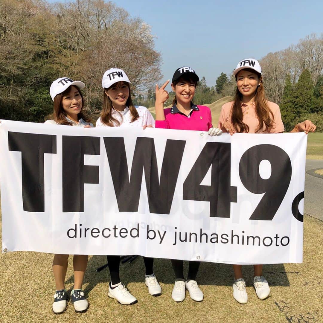 のインスタグラム：「新ゴルフウェアブランド 『TFW49 directed by Jun Hashimoto』 コンペに参加して来ました♡😊 . スタイリッシュでカッコ良いウェアのお披露目もあり、まだメンズしかないですが、今後はレディースも展開する予定だそうなので楽しみ😊❣️ . プレッシャーのかかる池越え打ち下ろしのPAR3は、少しトップ気味で、グリーン奥までいってしまいました😅 . . . #golf #golfr #golfer #golfstagram #golfgirl #golfgirls #golfday  #golfstyle #golffashion #tfw49_directed_by_junhashimoto #tfw49 #even #ゴルフ #ゴルフ女子  #ラウンド #楽園ゴルフ #コンペ #ゴルフ日和 #太平洋成田 #エフィカス」