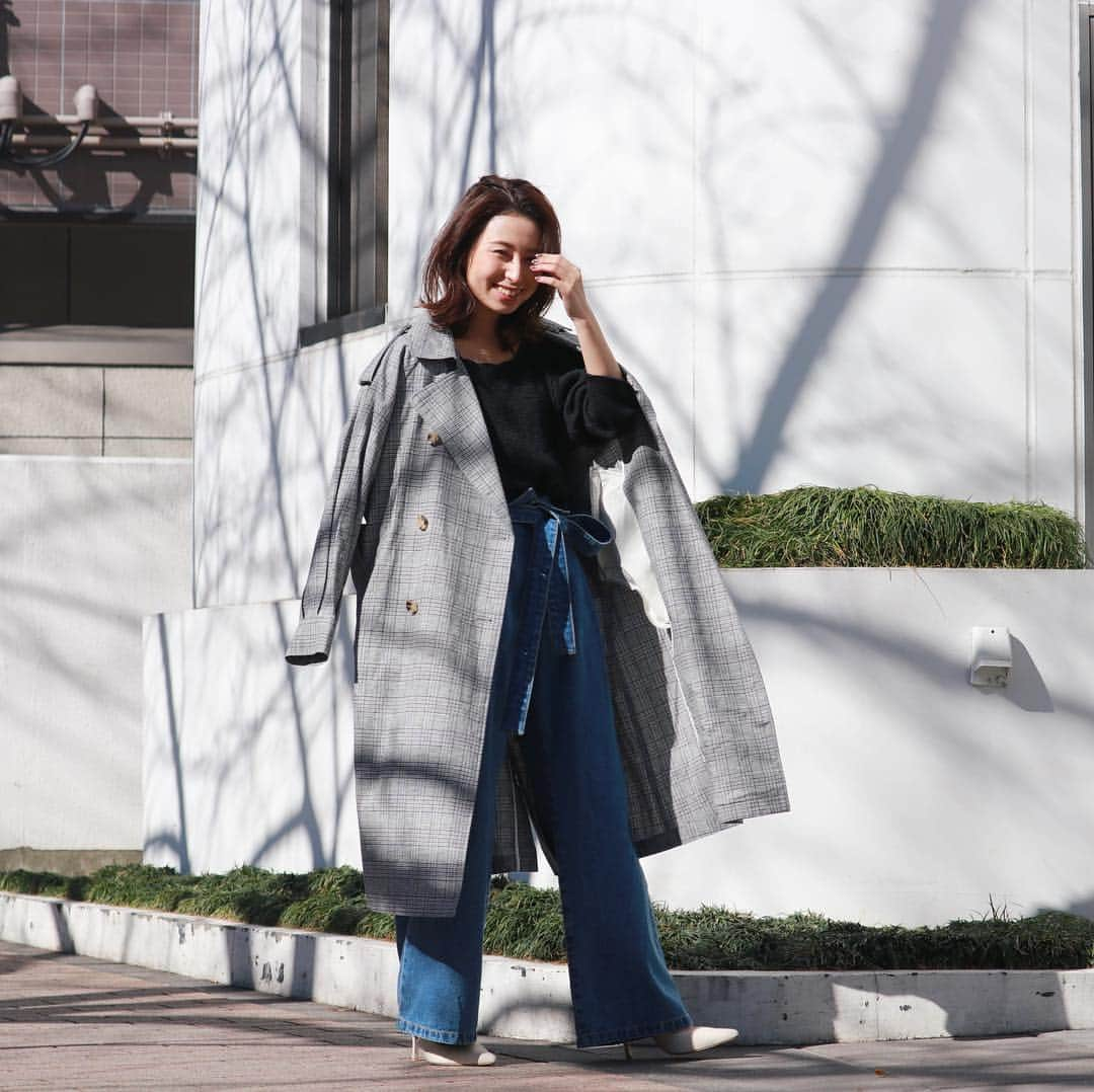 Ungrid staff snapさんのインスタグラム写真 - (Ungrid staff snapInstagram)「. "blogger @ungrid_yuri 155cm" . #グレンチェックトレンチコート ¥17,280(tax in)グレー/Ssize：on sale . #ワッフルスリットロングスリーブTee ¥6,372(tax in)ブラック：on sale . #ハイウエストデザインタックデニム ¥14,040(tax in)ブルー/24インチ：on sale . @ungrid_staffsnap #TOPページURLよりチェック✔︎ . #Ungrid #Ungrid_staffsnap #Ungriddenim #denim  #コーデ #コート #カジュアル #ファッション #デニム #チェックコート」3月7日 16時08分 - ungrid_staffsnap