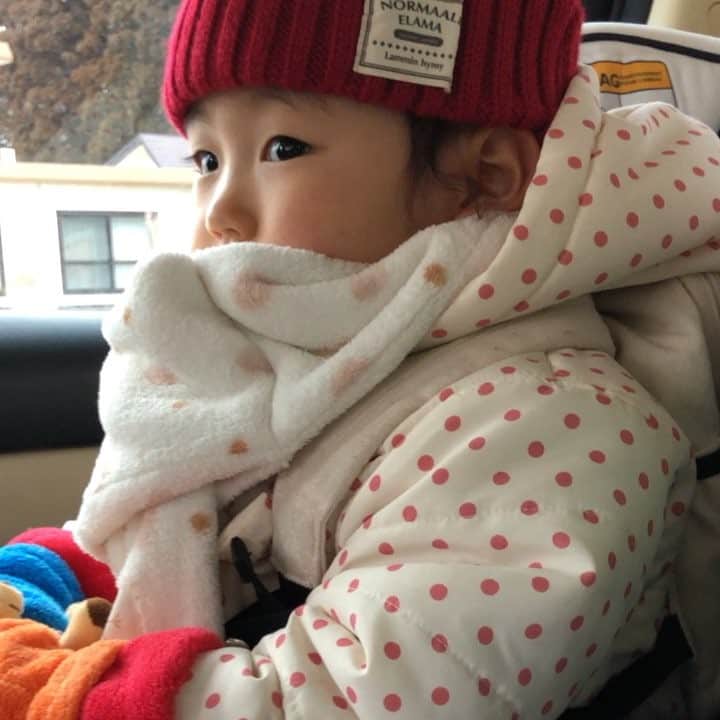 大野果奈のインスタグラム：「サラちゃんシリーズ♡ ＊ ＊ ＊ 最初の動画は 久しぶりの再会で大きい女2人に 囲まれて緊張気味のサラちゃん。笑 ＊ ＊ ＊ ずっと一緒にいたら名前を 読んでくれるようになって おばちゃん感激(;_;) ＊ ＊ ＊ 最後の別れる時も バイバーイってっ！(;_;) めっちゃ可愛すぎました♡♡♡」