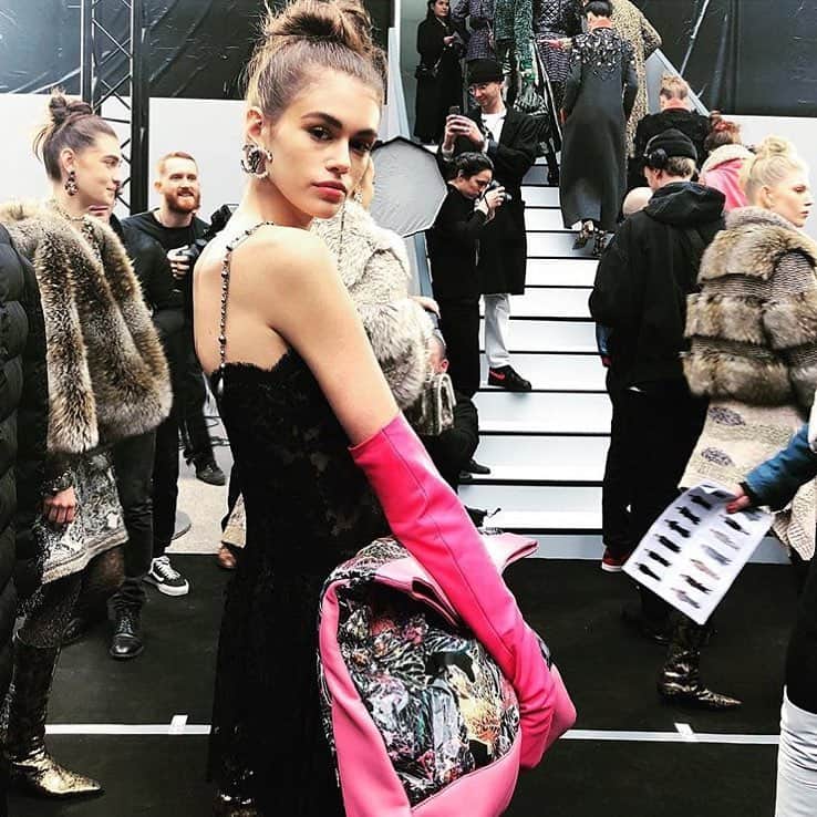 IMG Modelsさんのインスタグラム写真 - (IMG ModelsInstagram)「Kaia on 💯. #KaiaGerber (@kaiagerber) #backstage before gracing the #Chanel (@chanelofficial) F/W '18 runway at #PFW. #🇫🇷 #IMGstars」3月7日 12時09分 - imgmodels