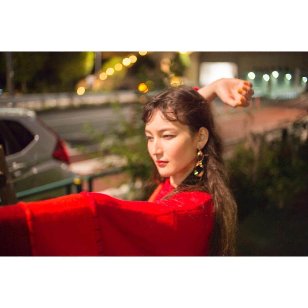 のインスタグラム：「. . photo: @mutsuhiroyukutake  h&m: @ryooow .  #knit #赤 #赤ニット #ニット #セーター #bershka #ベルシュカ #zara #ザラ #カール #巻き髪 #東京 #tokyo #japan #町 #街 #写真 #instaphoto #model #モデル #ハーフ #ハーフモデル #カナダ人 #ぶかぶか #でかめ  #데일리룩  #옷스타그램  #멋스타그램  #찍스타그램  #くせ毛」