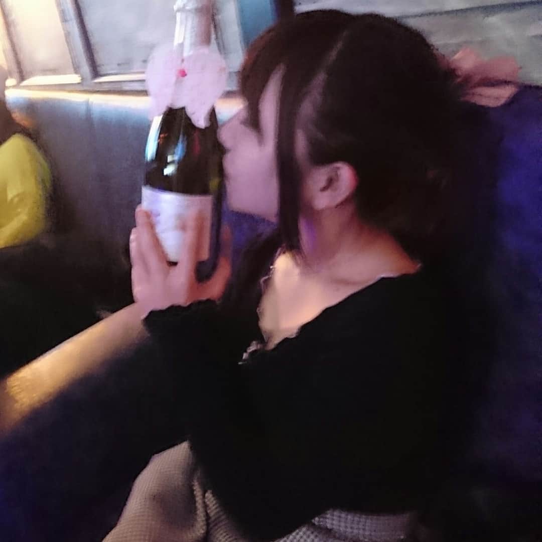 愛須心亜のインスタグラム：「本日0時～出勤してます✩°｡⋆⸜(* ॑꒳ ॑* )⸝ 女の子が遊びに来てくれるのってほんとに嬉しいよね😭❤️ しかもシャンパンまで…❤️ 美味しく頂きました☺️💕 今日も楽しむぞーーーっ๛ก(ｰ̀ωｰ́ก)」